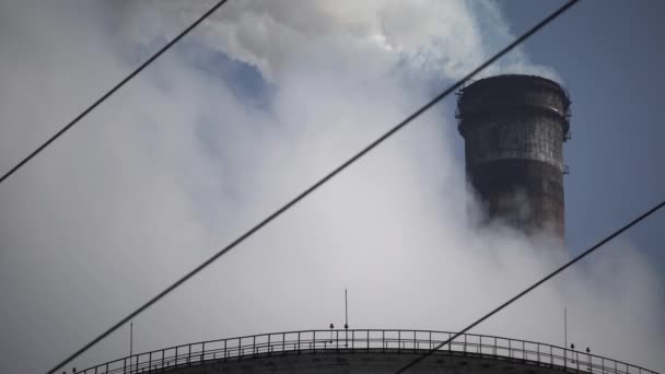 Dym pochodzi z komina. Zanieczyszczenie powietrza. Ekologia. Kijów. Ukraina. — Wideo stockowe