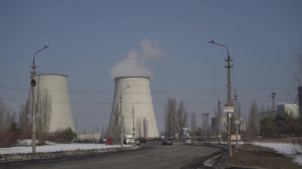 O fumo vem da chaminé. Poluição do ar. Ecologia. Kiev. Ucrânia . — Vídeo de Stock