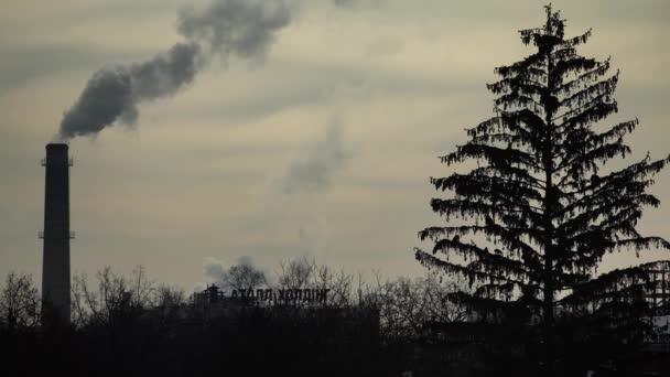 Rök kommer från skorstenen. Luftföroreningar. Ekologi. Kiev. Ukraina. — Stockvideo