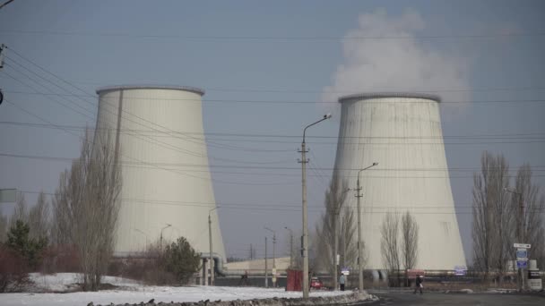 Er komt rook uit de schoorsteen. Luchtverontreiniging. Ecologie. Kiev. Oekraïne. — Stockvideo