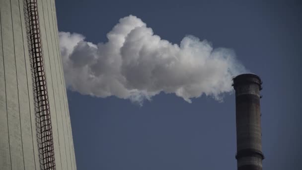 Er komt rook uit de schoorsteen. Luchtverontreiniging. Ecologie. Kiev. Oekraïne. — Stockvideo