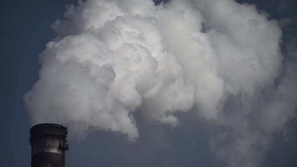Kouř vychází z komína. Znečištění ovzduší. Ekologie. Kyjev. Ukrajina. — Stock video