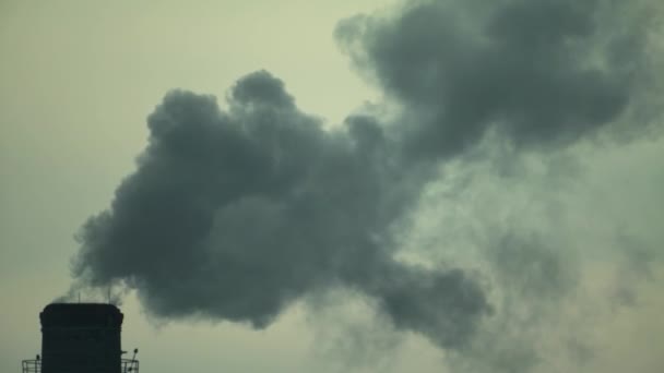 La fumée vient de la cheminée. Pollution atmosphérique. L'écologie. Kiev. Ukraine . — Video