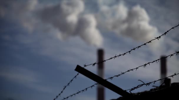 La fumée vient de la cheminée. Pollution atmosphérique. L'écologie. Kiev. Ukraine . — Video