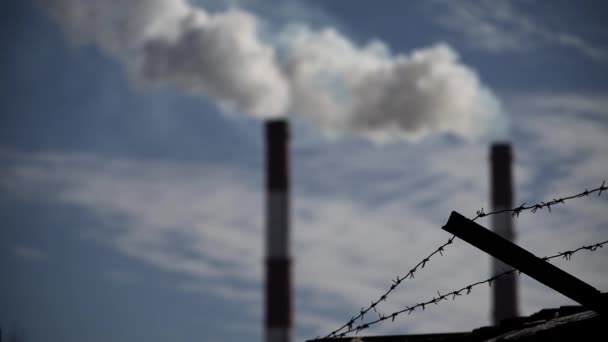 La fumée vient de la cheminée. Pollution atmosphérique. L'écologie. Kiev. Ukraine . — Video