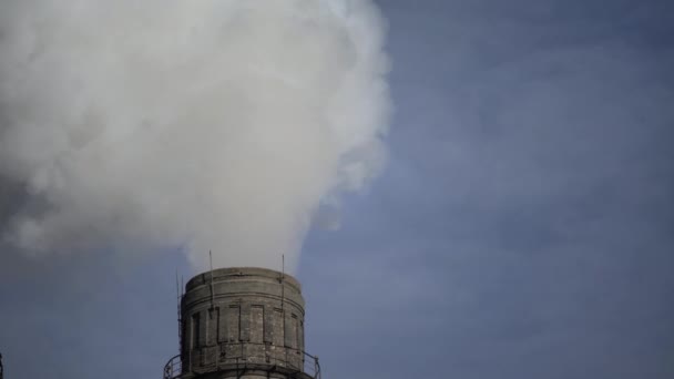 O fumo vem da chaminé. Poluição do ar. Ecologia. Kiev. Ucrânia . — Vídeo de Stock