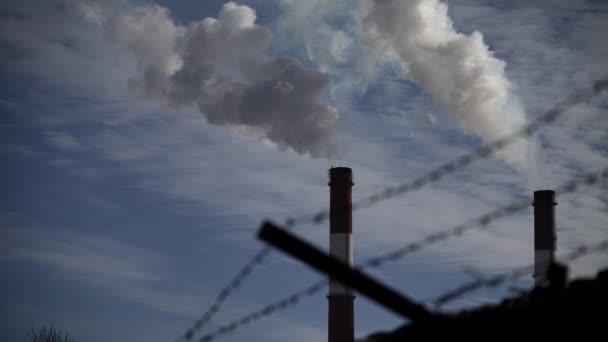 O fumo vem da chaminé. Poluição do ar. Ecologia. Kiev. Ucrânia . — Vídeo de Stock