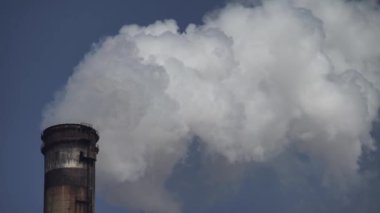 Duman bacadan geliyor. Hava kirliliği. Ekoloji. Kyiv. Ukrayna.