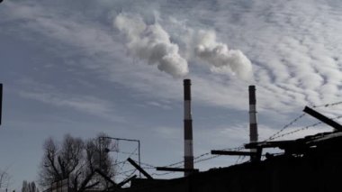 Duman bacadan geliyor. Hava kirliliği. Ekoloji. Kyiv. Ukrayna.