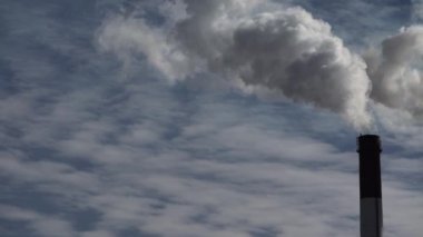 Duman bacadan geliyor. Hava kirliliği. Ekoloji. Kyiv. Ukrayna.