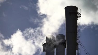 Duman bacadan geliyor. Hava kirliliği. Ekoloji. Kyiv. Ukrayna.