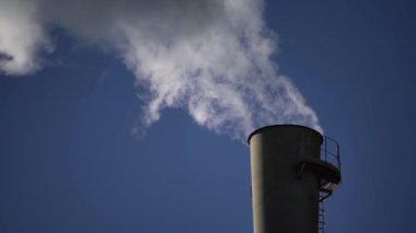 Duman bacadan geliyor. Hava kirliliği. Ekoloji. Kyiv. Ukrayna.