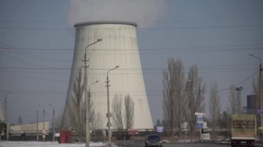 Duman bacadan geliyor. Hava kirliliği. Ekoloji. Kyiv. Ukrayna.