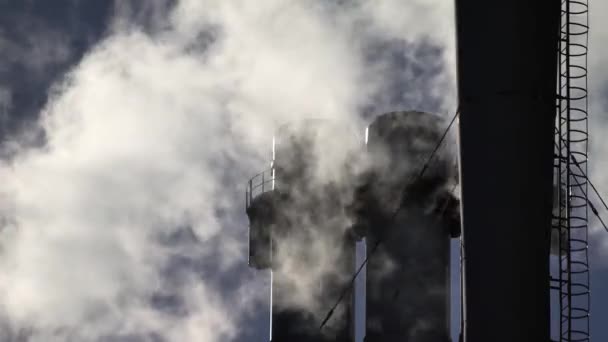 La fumée vient de la cheminée. Pollution atmosphérique. L'écologie. Kiev. Ukraine . — Video