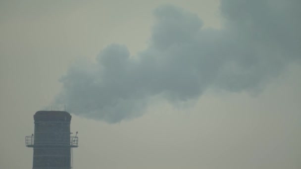 La fumée vient de la cheminée. Pollution atmosphérique. L'écologie. Kiev. Ukraine . — Video