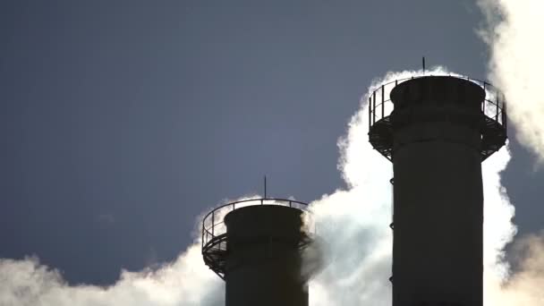 La fumée vient de la cheminée. Pollution atmosphérique. L'écologie. Kiev. Ukraine . — Video