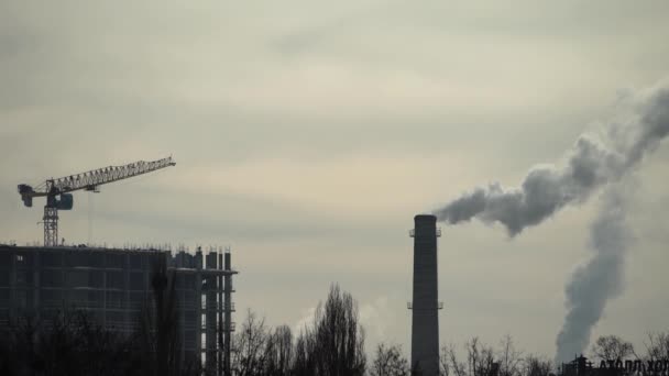 Дим виходить з димоходу. Забруднення повітря. Екологія. Київ. Україна. — стокове відео