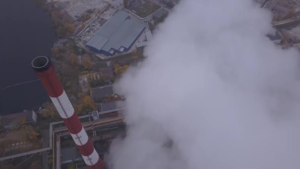 O fumo vem da chaminé. Aéreo. Poluição do ar. Ecologia. Kiev. Ucrânia . — Vídeo de Stock