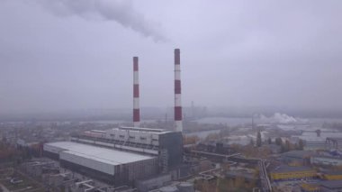 Duman bacadan geliyor. Havadan. Hava kirliliği. Ekoloji. Kyiv. Ukrayna.