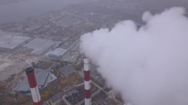Duman bacadan geliyor. Havadan. Hava kirliliği. Ekoloji. Kyiv. Ukrayna.