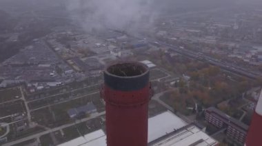 Duman bacadan geliyor. Havadan. Hava kirliliği. Ekoloji. Kyiv. Ukrayna.