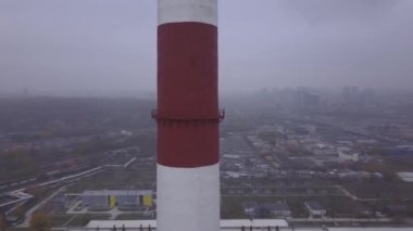 Duman bacadan geliyor. Havadan. Hava kirliliği. Ekoloji. Kyiv. Ukrayna.