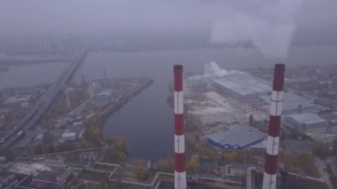 Duman bacadan geliyor. Havadan. Hava kirliliği. Ekoloji. Kyiv. Ukrayna.