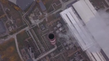 Duman bacadan geliyor. Havadan. Hava kirliliği. Ekoloji. Kyiv. Ukrayna.