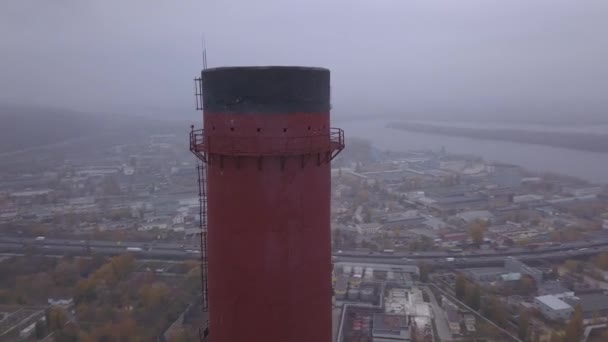 Rök kommer från skorstenen. Flygplan. Luftföroreningar. Ekologi. Kiev. Ukraina. — Stockvideo