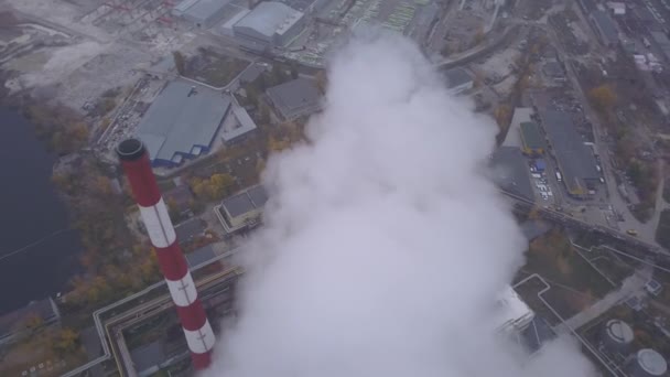 Rök kommer från skorstenen. Flygplan. Luftföroreningar. Ekologi. Kiev. Ukraina. — Stockvideo