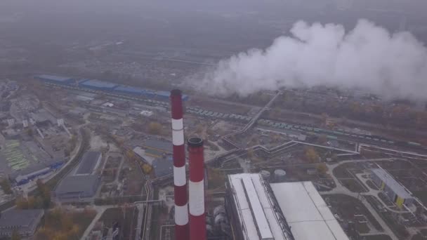 Kouř vychází z komína. Letecký. Znečištění ovzduší. Ekologie. Kyjev. Ukrajina. — Stock video