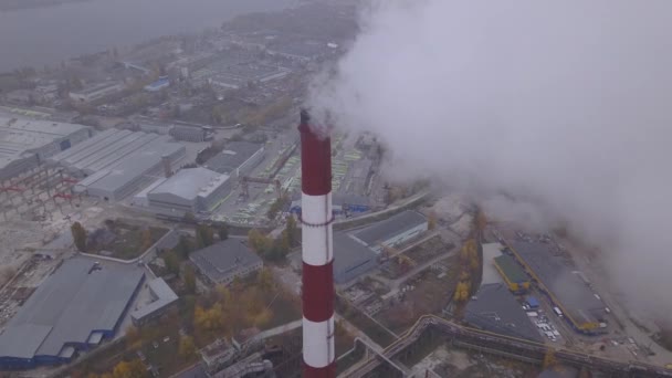 Rök kommer från skorstenen. Flygplan. Luftföroreningar. Ekologi. Kiev. Ukraina. — Stockvideo