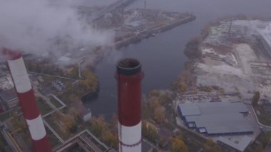 Duman bacadan geliyor. Havadan. Hava kirliliği. Ekoloji. Kyiv. Ukrayna.