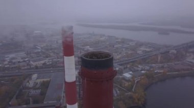 Duman bacadan geliyor. Havadan. Hava kirliliği. Ekoloji. Kyiv. Ukrayna.