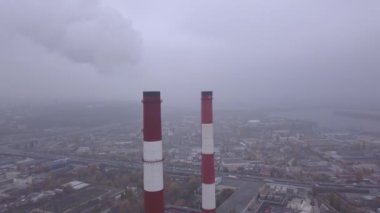 Duman bacadan geliyor. Havadan. Hava kirliliği. Ekoloji. Kyiv. Ukrayna.