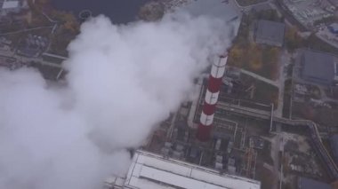 Duman bacadan geliyor. Havadan. Hava kirliliği. Ekoloji. Kyiv. Ukrayna.