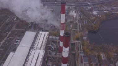 Duman bacadan geliyor. Havadan. Hava kirliliği. Ekoloji. Kyiv. Ukrayna.