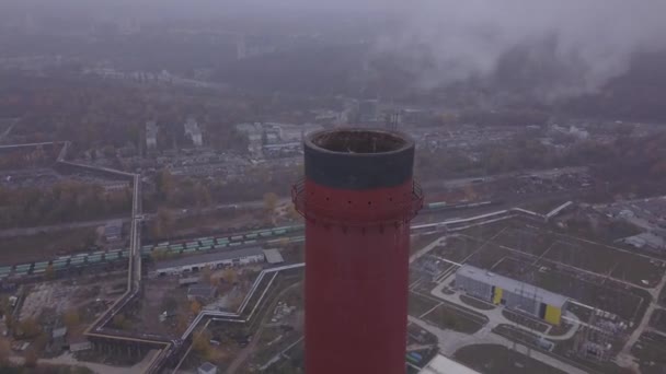 El humo viene de la chimenea. Aérea. Contaminación atmosférica. Ecología. Kiev. Ucrania . — Vídeos de Stock