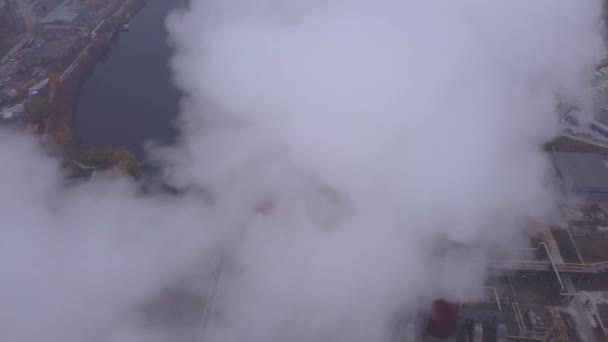 Er komt rook uit de schoorsteen. Luchtfoto. Luchtverontreiniging. Ecologie. Kiev. Oekraïne. — Stockvideo
