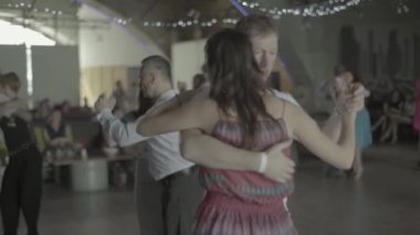 İnsanlar tango yapar. Ağır çekim. Kyiv. Ukrayna
