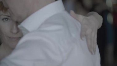 İnsanlar tango yapar. Ağır çekim. Kyiv. Ukrayna