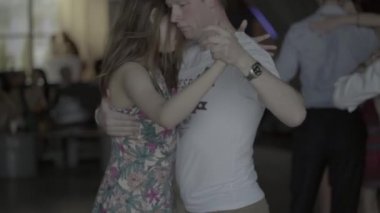 İnsanlar tango yapar. Ağır çekim. Kyiv. Ukrayna