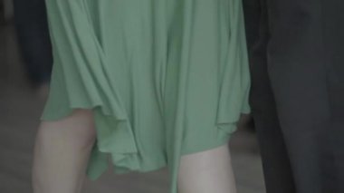 İnsanlar tango yapar. Ağır çekim. Kyiv. Ukrayna