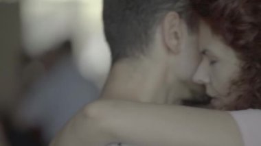 İnsanlar tango yapar. Ağır çekim. Kyiv. Ukrayna