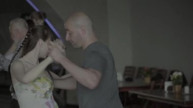 İnsanlar tango yapar. Ağır çekim. Kyiv. Ukrayna