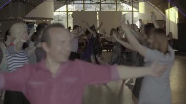 İnsanlar tango yapar. Ağır çekim. Kyiv. Ukrayna