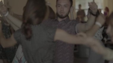 İnsanlar tango yapar. Ağır çekim. Kyiv. Ukrayna