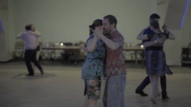 İnsanlar tango yapar. Ağır çekim. Kyiv. Ukrayna