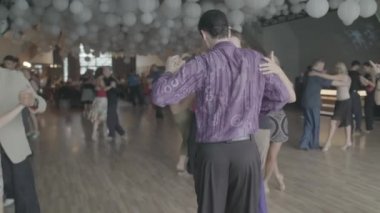 İnsanlar tango yapar. Ağır çekim. Kyiv. Ukrayna