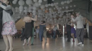 İnsanlar tango yapar. Ağır çekim. Kyiv. Ukrayna